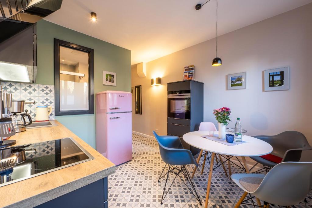 a kitchen with a table and chairs in a room at Domizil Apartment in Naumburg