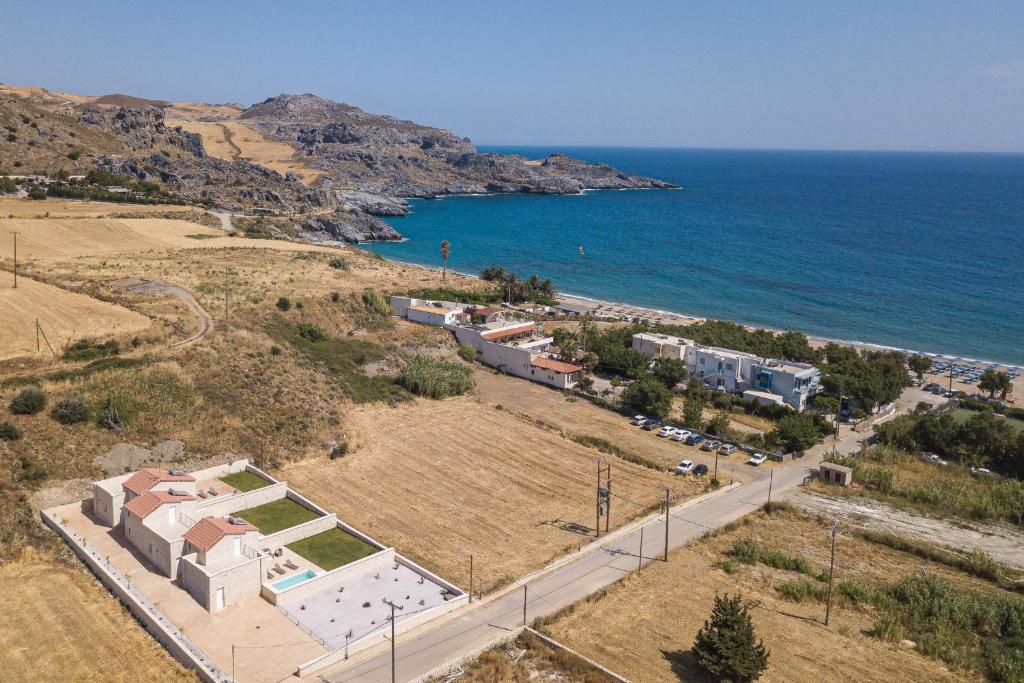eine Luftansicht eines Gebäudes neben dem Meer in der Unterkunft Mythos villas in Damnoni