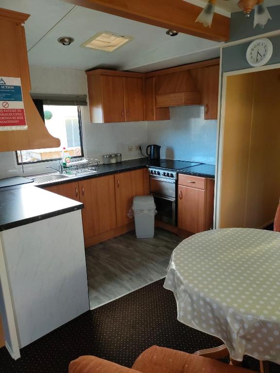 Virtuvė arba virtuvėlė apgyvendinimo įstaigoje Cairnryan Heights t-a Brae Holiday Homes