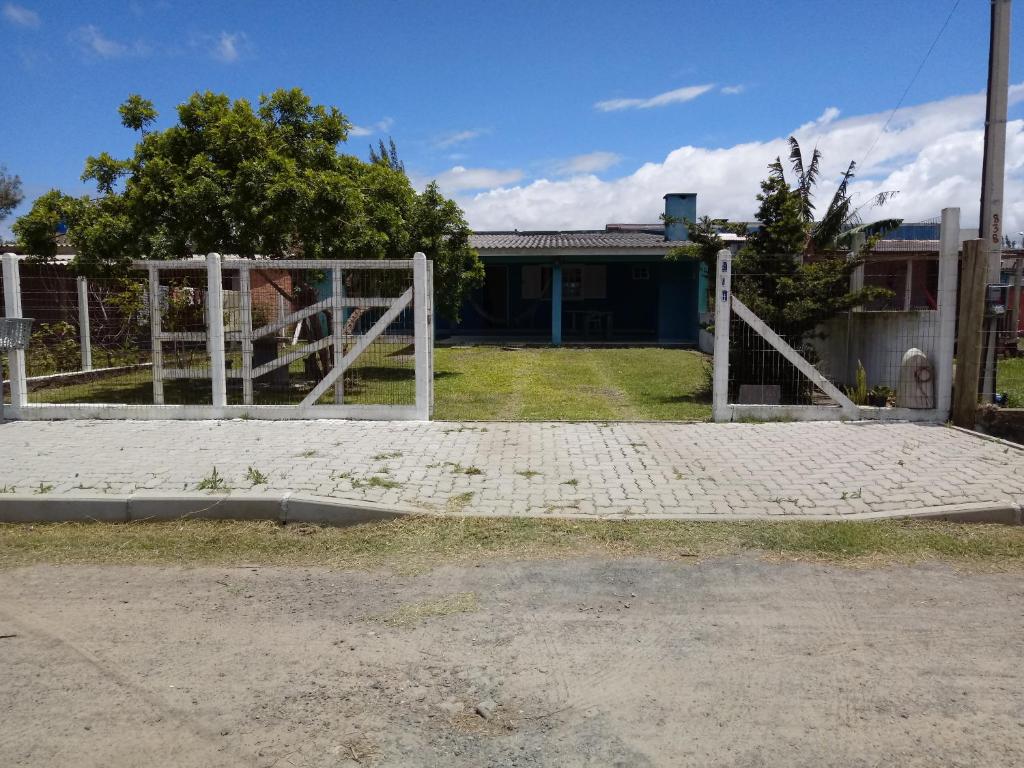 ein Tor im Hof eines Hauses in der Unterkunft Casa com vista para o mar in Capão da Canoa