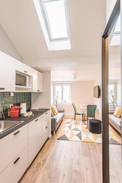 Il dispose d'une cuisine ouverte et d'un salon avec une lucarne. dans l'établissement L'arc en ciel, face à la Cathédrale - 3D, à Reims