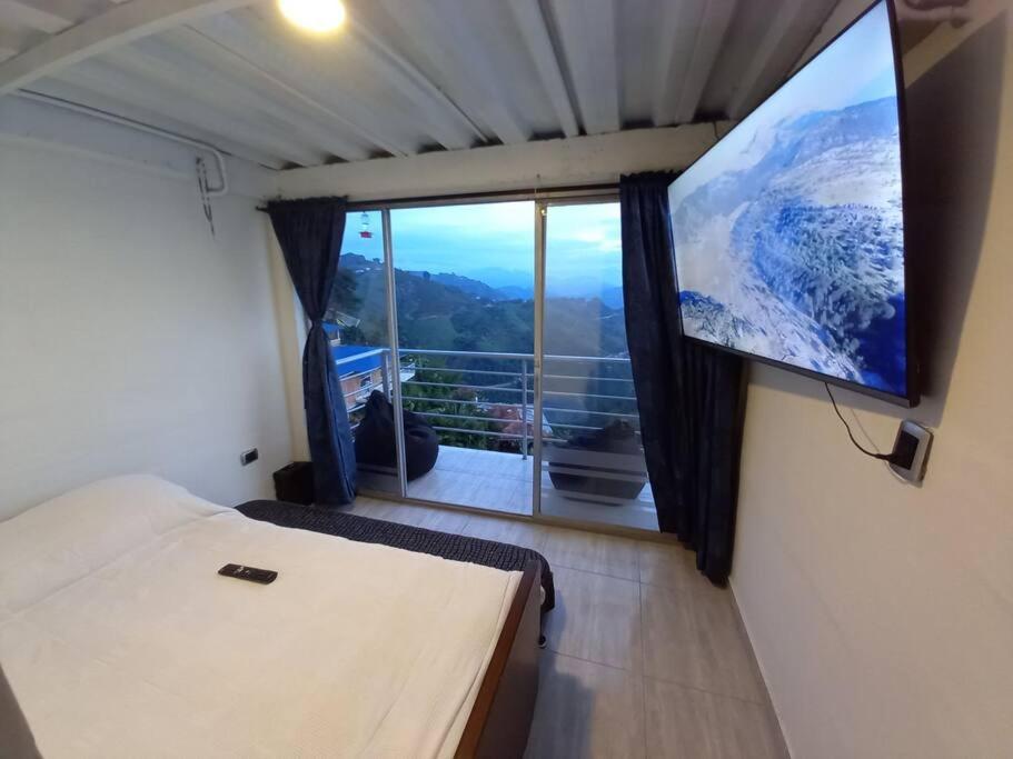 TV a/nebo společenská místnost v ubytování Apartamento Campestre y Turístico con Garaje y Mirador