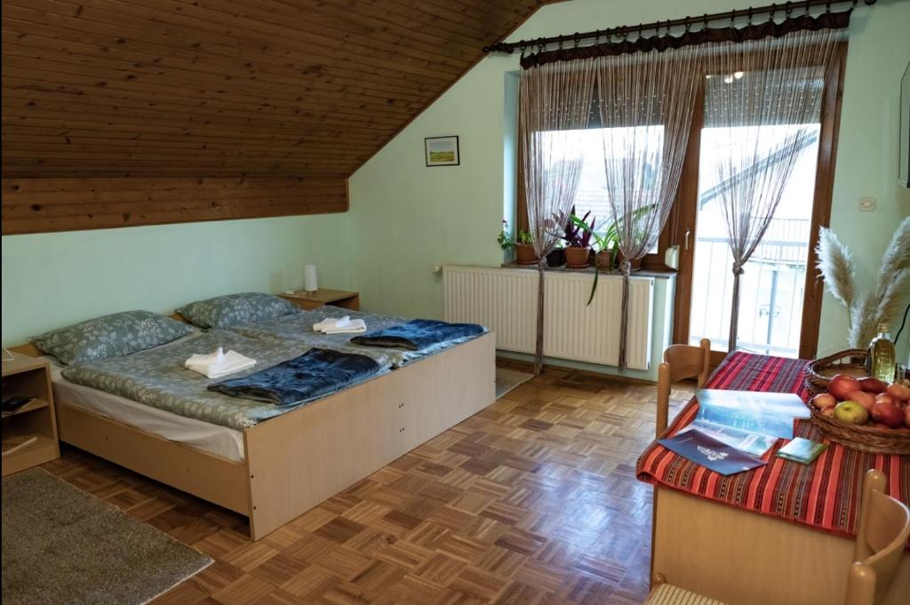 ein Schlafzimmer mit einem Bett und einem Tisch darin in der Unterkunft OPG Vuk bed&breakfast "Čarobni snovi" in Darda