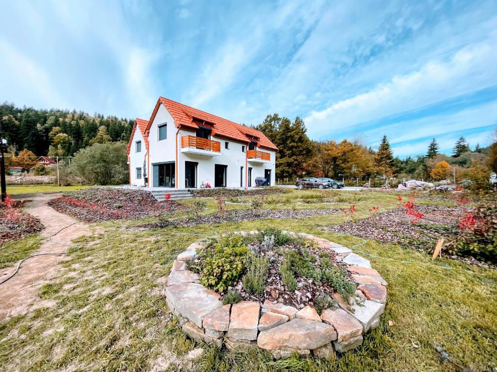 a house with a garden in the middle of a yard at Selters Guesthouse in Lueta