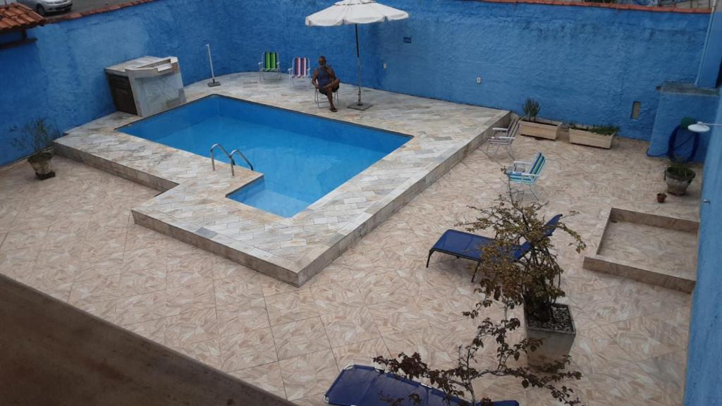 uma vista superior de uma piscina num quintal em Cantinho do Nick em Itanhaém