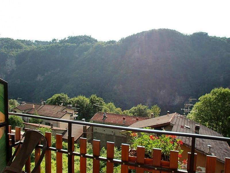 balcone con vista sulle montagne. di R&B Tana delle Fate a Camugnano