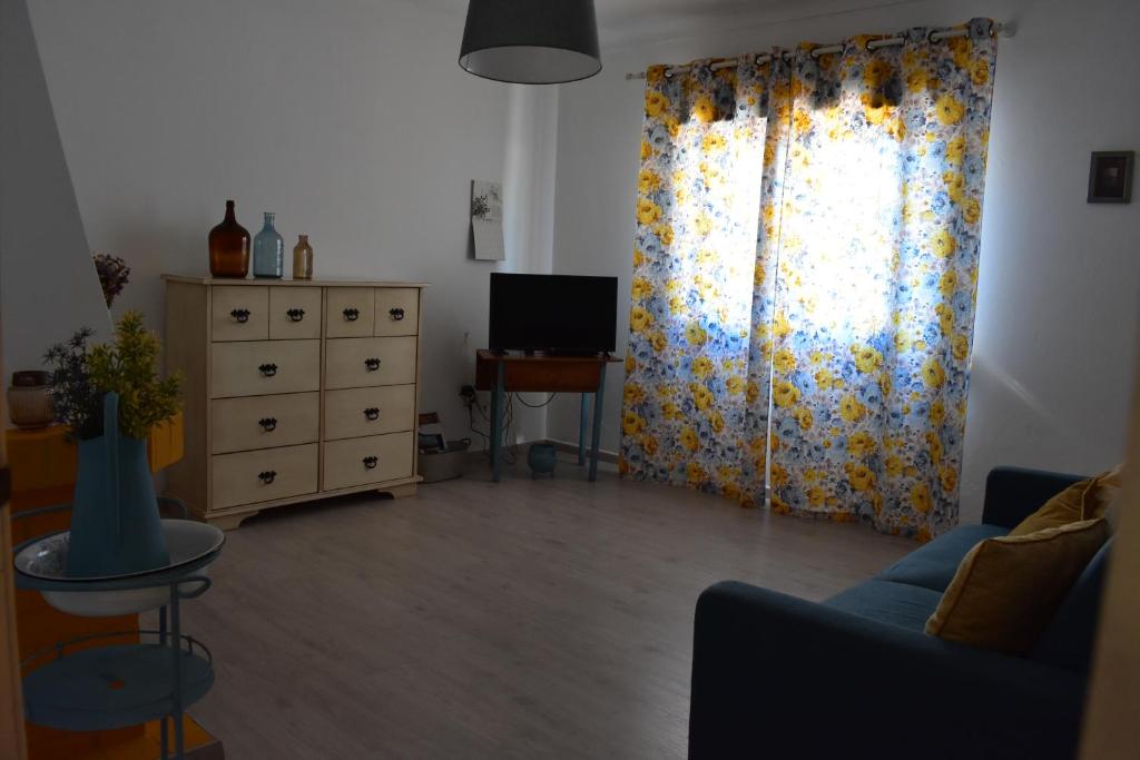 - un salon avec un canapé et une commode dans l'établissement Casa da Cerca, à Corte do Pinto