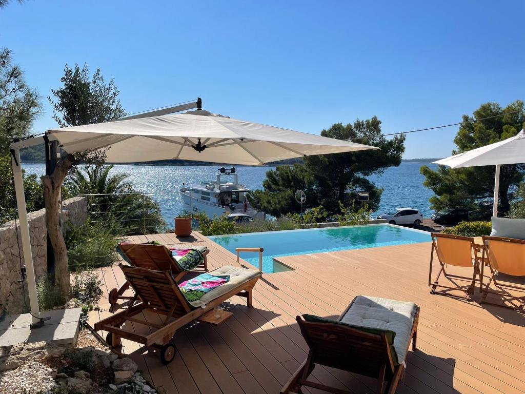 Bazén v ubytování Villa del Mar Deluxe nebo v jeho okolí