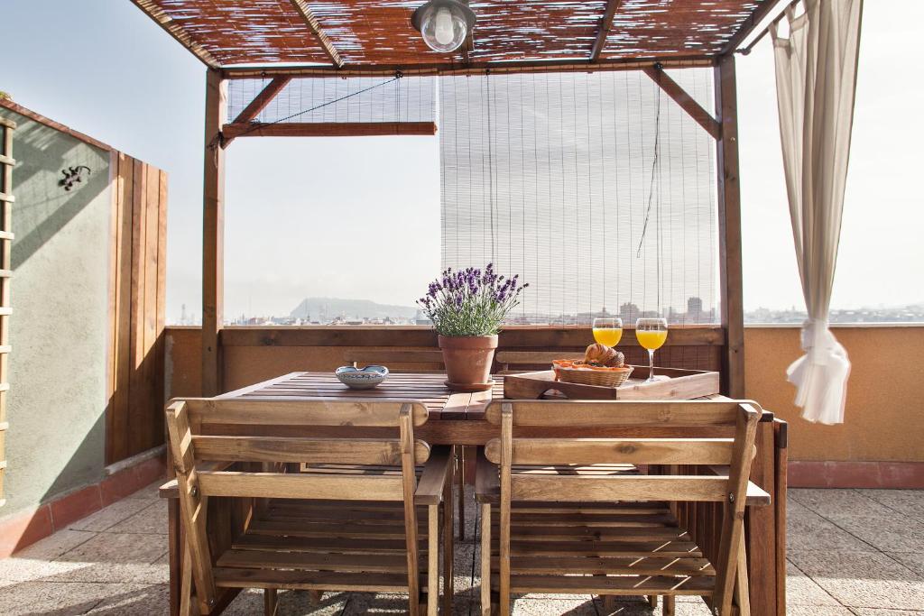 バルセロナにあるStay U-nique Apartments Marina IIIの窓付きのバルコニー(テーブル、椅子付)