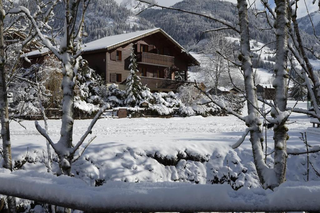 una cabaña en la nieve con árboles nevados en La Joly - ChaletYap, en La Chapelle-dʼAbondance