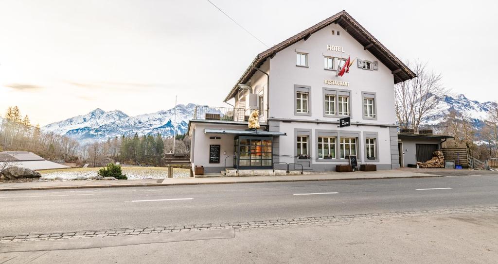 Nespecifikovaný výhled na hory nebo výhled na hory při pohledu z hotelu