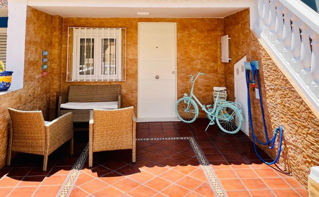 um quarto com uma mesa e cadeiras e uma bicicleta em Summer Beach House. em La Pobla de Farnals