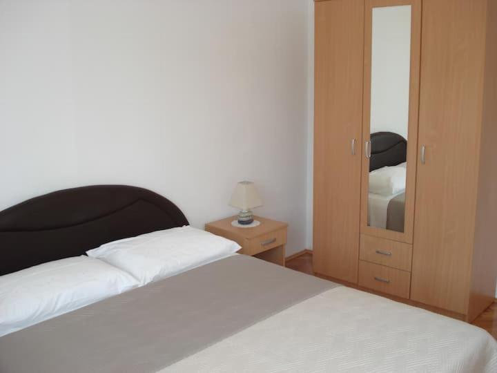 Postel nebo postele na pokoji v ubytování Apartments Luka