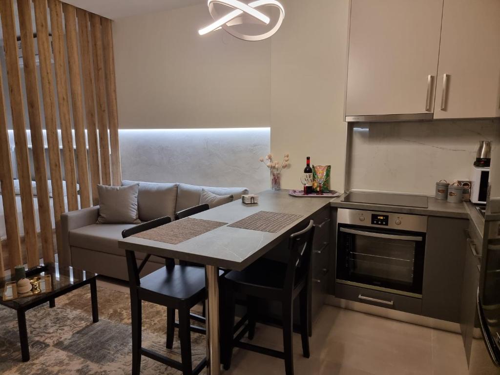 kuchnia ze stołem i kanapą w pokoju w obiekcie Iris City Center Premium Studio w Salonikach