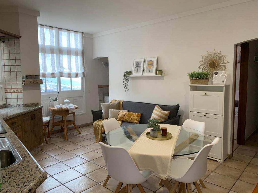 salon ze stołem i kanapą w obiekcie Vivienda vacacional Las Cañas w mieście Santa Úrsula