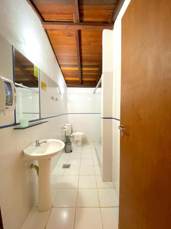 ブジオスにあるBamboo Búzios Hostelの洗面台とトイレ付きのバスルーム