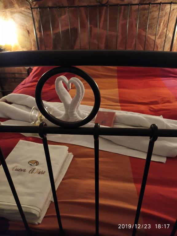 Postel nebo postele na pokoji v ubytování Cueva El Haro