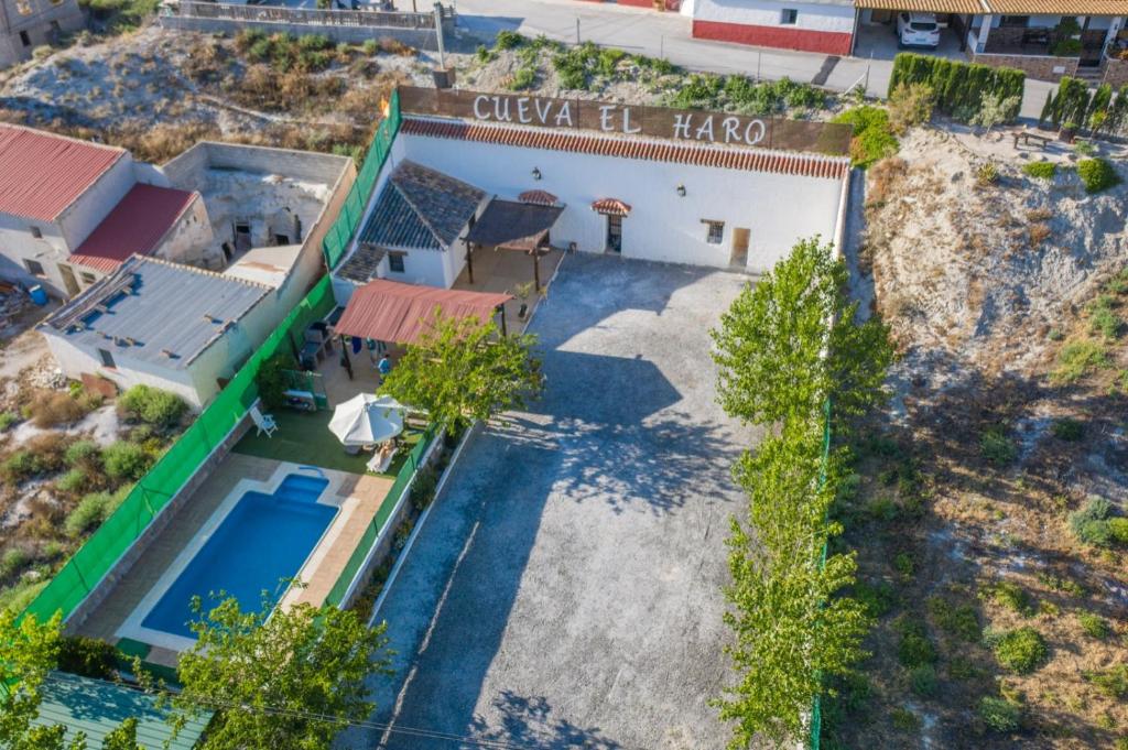 eine Luftansicht eines Hauses mit Pool in der Unterkunft Cueva El Haro in Baza