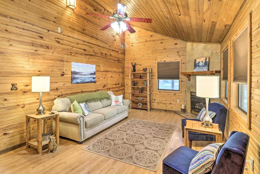 Quiet, Scenic Cabin Near Hiking Trails!