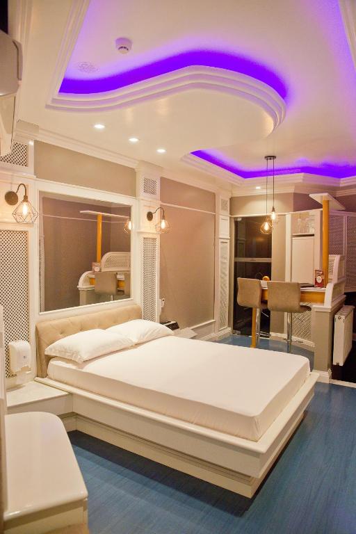 Postel nebo postele na pokoji v ubytování Monn Cherry Motel