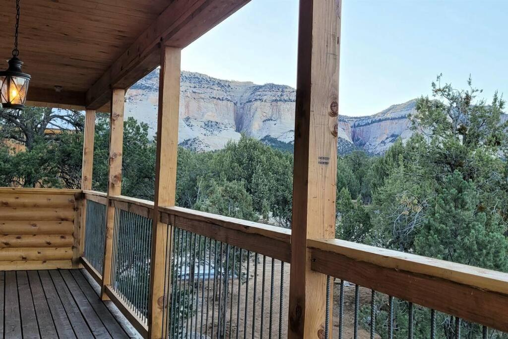 Balkón nebo terasa v ubytování Cliff's Edge. New Build, Breathtaking Views, Luxury Stay Near Zion