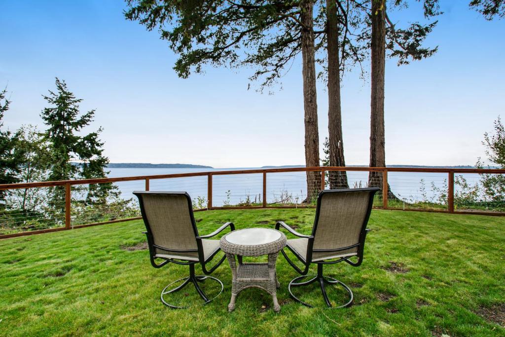 2 sillas y una mesa en el césped del patio en Sound View Oasis, en Everett