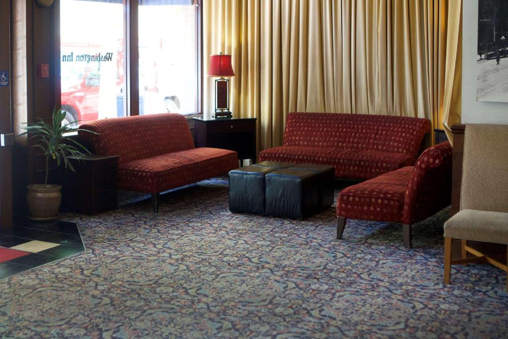 a waiting room with couches and chairs in a hotel at The Washington Inn in Oakland