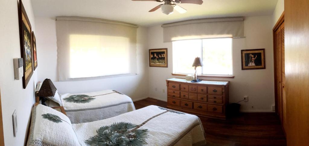 Letto o letti in una camera di GUEST HOUSE IN HILO