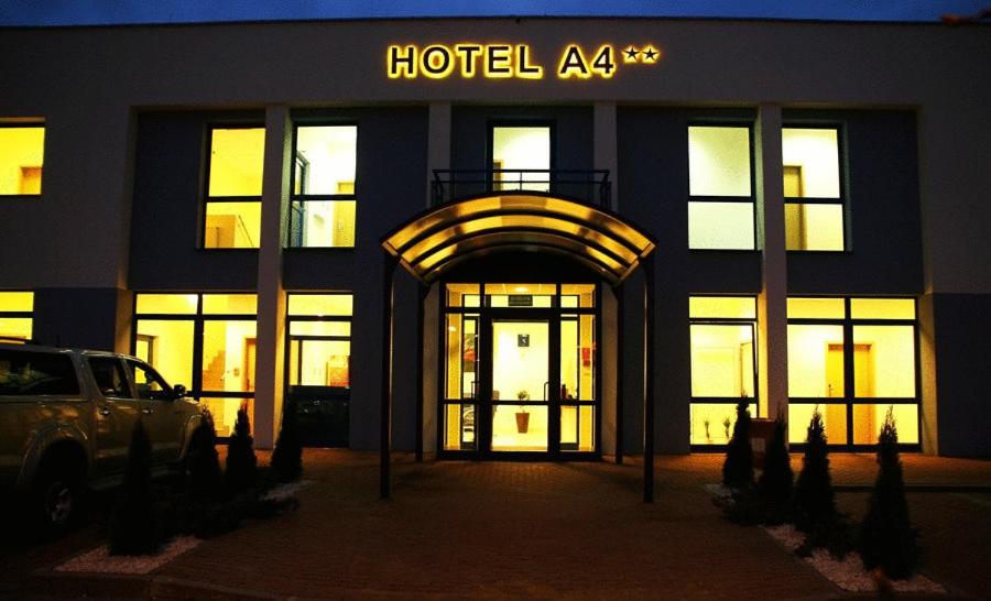 ヤヴォジュノにあるホテル A4 MOP ケプニカの夜間のホテルで、ドアが点灯しています。