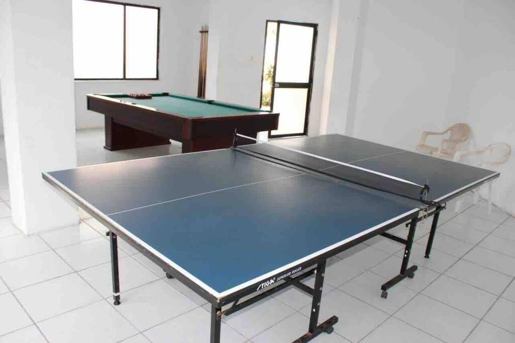 Stolní tenis v ubytování Beachside apartment with 2 pools, Same, Esmeraldas nebo okolí