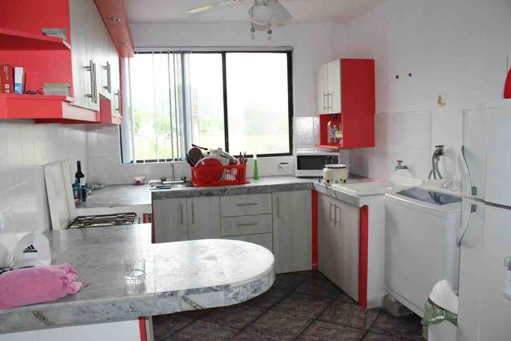 Kuchyň nebo kuchyňský kout v ubytování Beachside apartment with 2 pools, Same, Esmeraldas