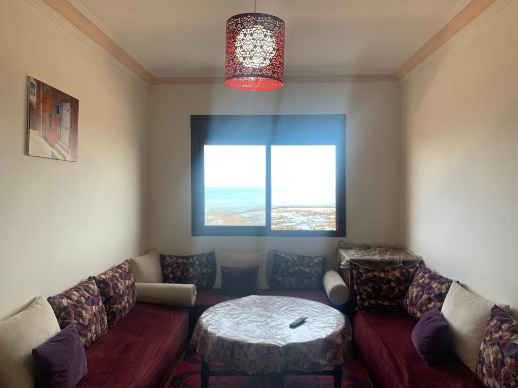 杰迪代Beautiful Apartment with Ocean View. Vue sur Ocean的带沙发和桌子的客厅