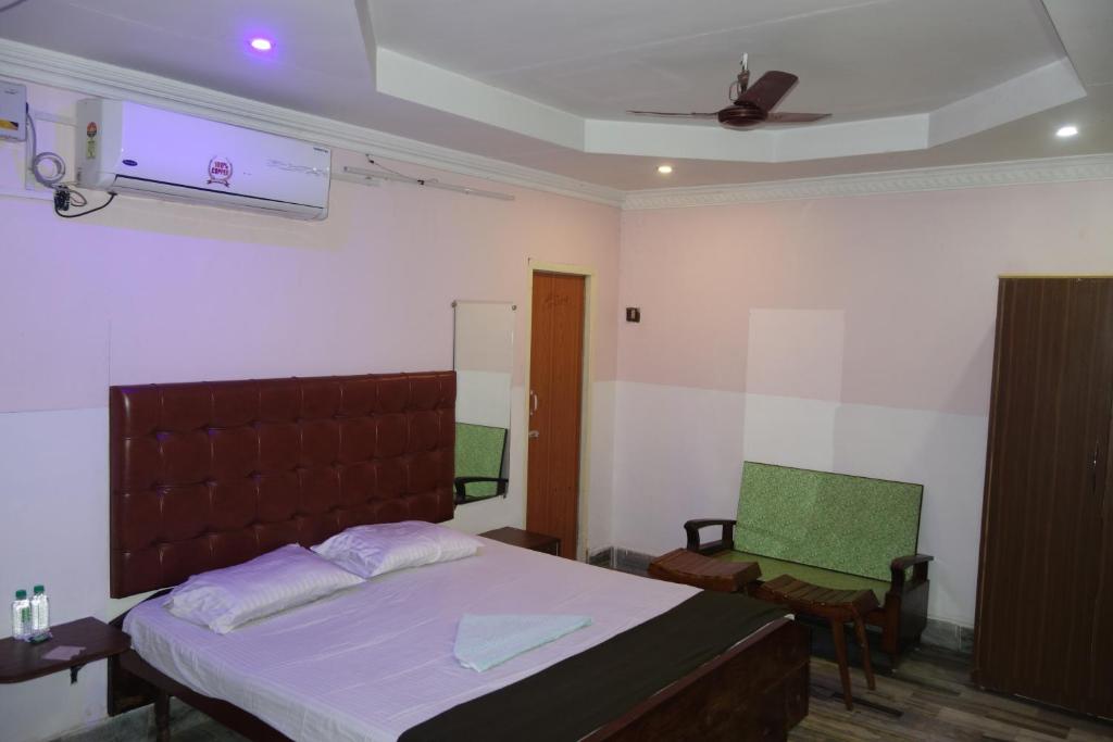 Postel nebo postele na pokoji v ubytování Hotel HCB (Hemo Chandra Bhawan)