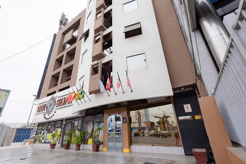 un edificio con banderas en la parte delantera en Hotel Caribe, en Lima