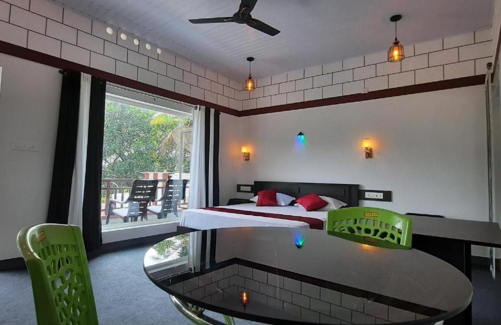Postel nebo postele na pokoji v ubytování Linn View Home Stay Munnar