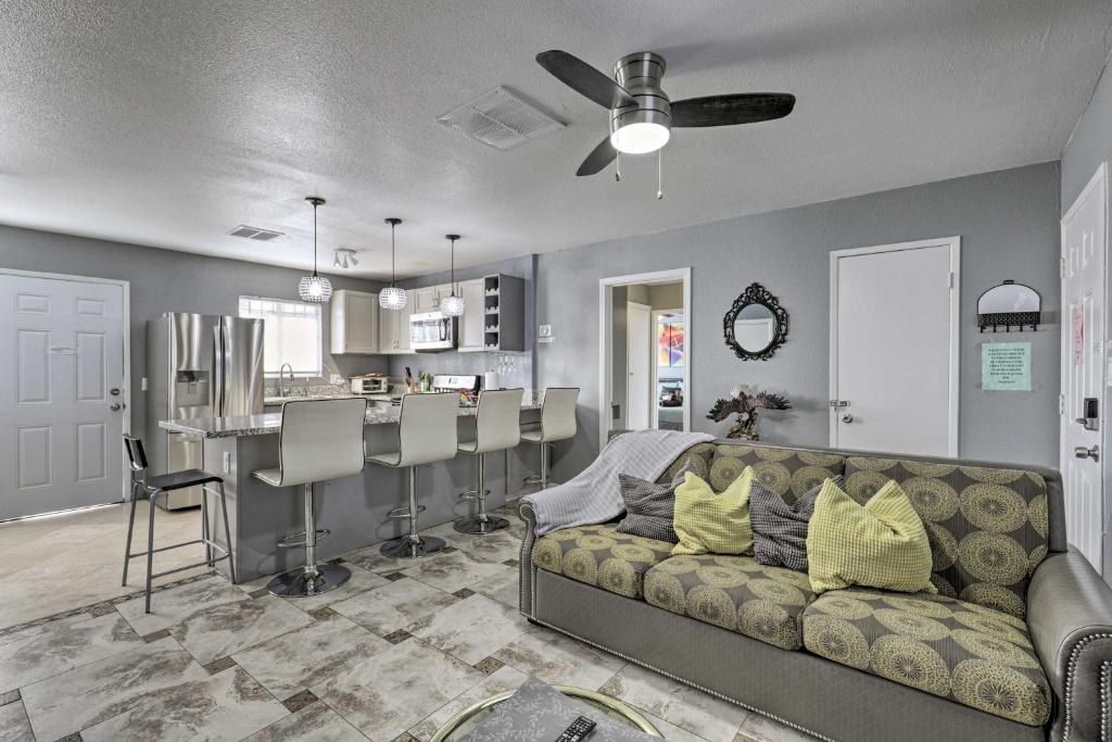 uma sala de estar com um sofá e uma cozinha em North Las Vegas Hideaway with Grill Less Than 10 Mi to Strip em Las Vegas