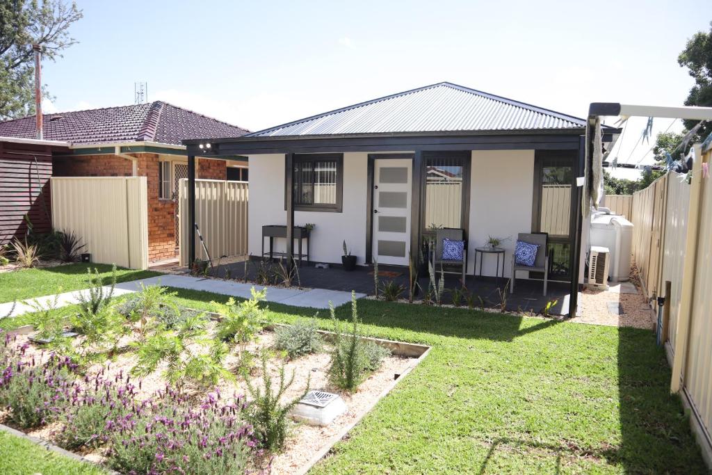 uma casa com um jardim em frente em Lakeside Residence em Raymond Terrace