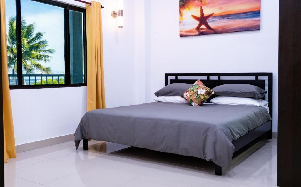 Postel nebo postele na pokoji v ubytování Coastal Suites Fiji