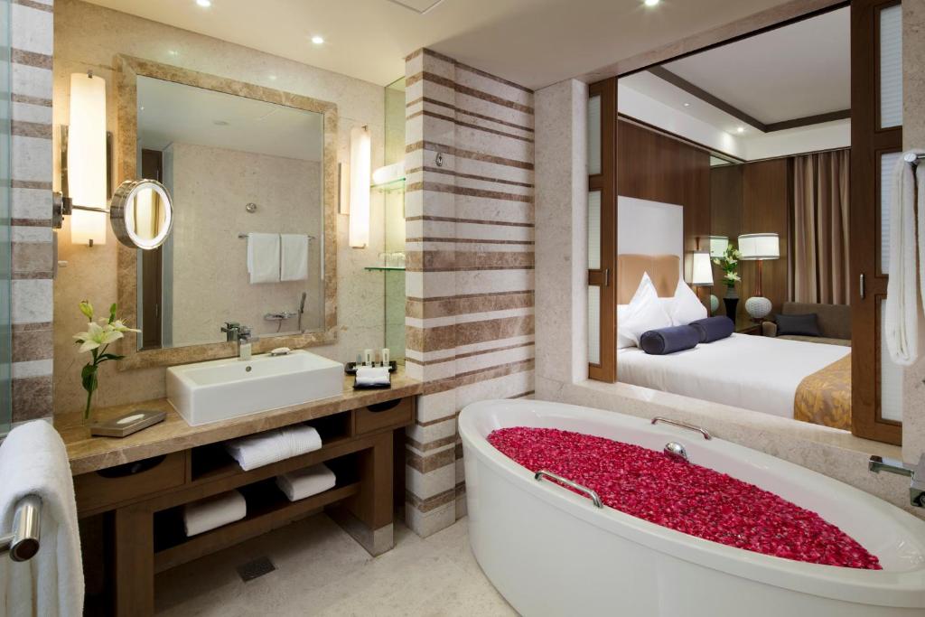 Cama o camas de una habitación en Crowne Plaza New Delhi Okhla by IHG