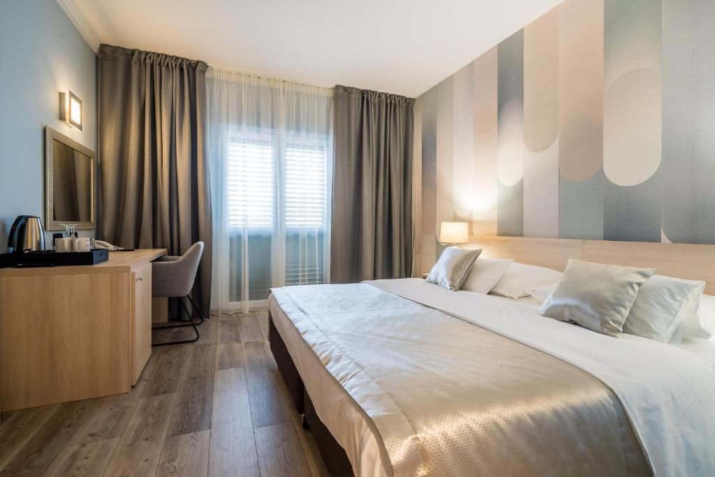 Postel nebo postele na pokoji v ubytování Berkeley Hotel