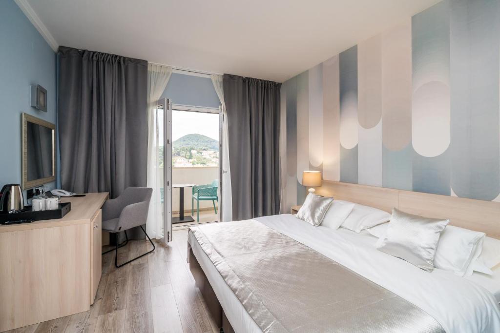 Postel nebo postele na pokoji v ubytování Berkeley Hotel