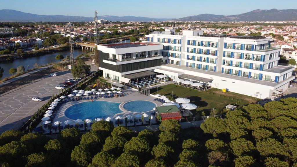 una vista aérea de un hotel con piscina en TEZMADRA HOTEL, en Burhaniye