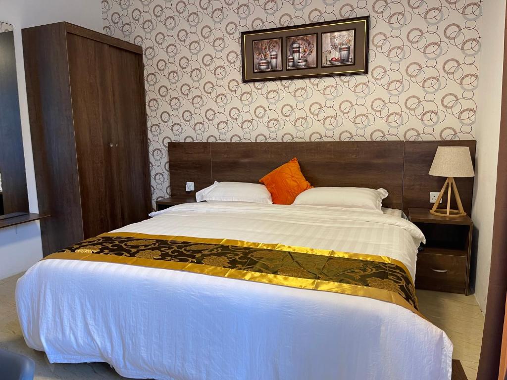 ein Schlafzimmer mit einem großen Bett in einem Zimmer in der Unterkunft Welcome Inn in Grand Baie