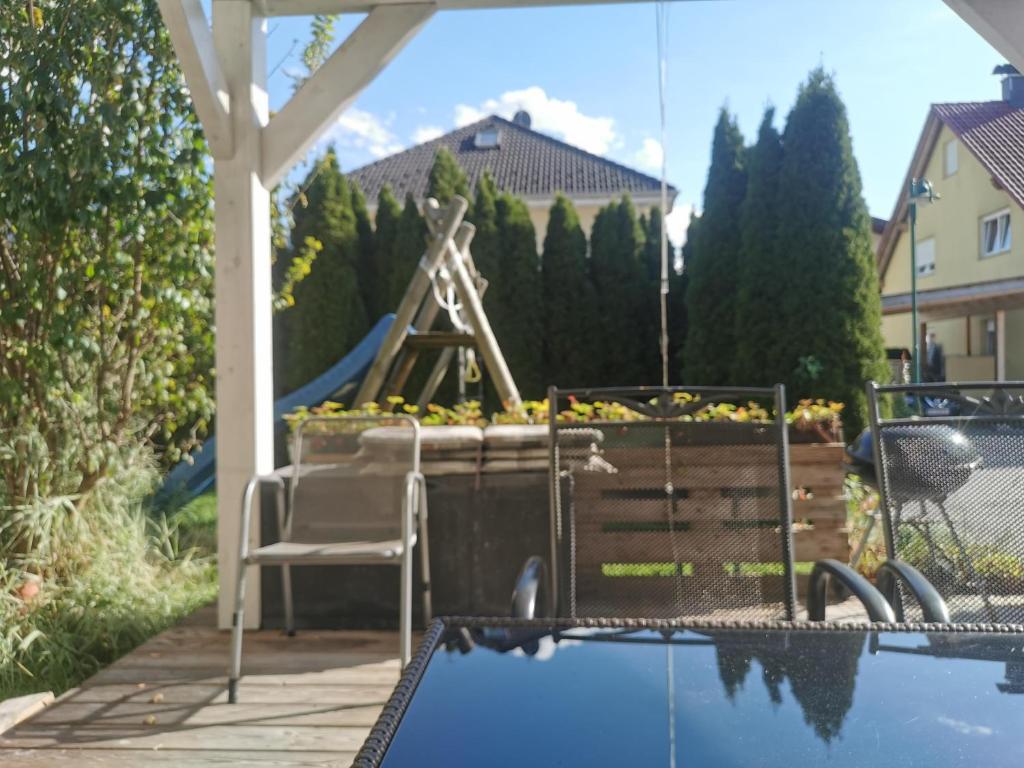 una piscina con tobogán y una silla junto a un parque infantil en Ferienwohnung Christina, en Ried im Zillertal