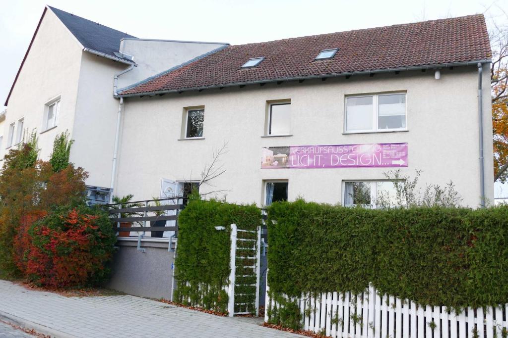 ein weißes Haus mit einem Schild, das nördliches Design liest in der Unterkunft Ferienwohnungen Zinnowitz in Zinnowitz