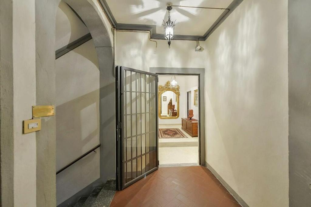 un pasillo con una puerta que conduce a una habitación en Palazzo Anselmi, en Florencia