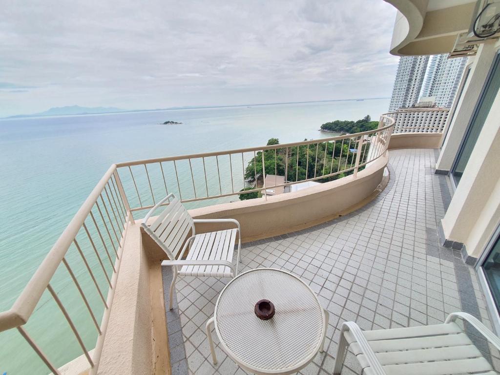 SPACIOUS FAMILY BEACH RESORT + BIG BALCONY @ D' Beach Suites, Tanjung
