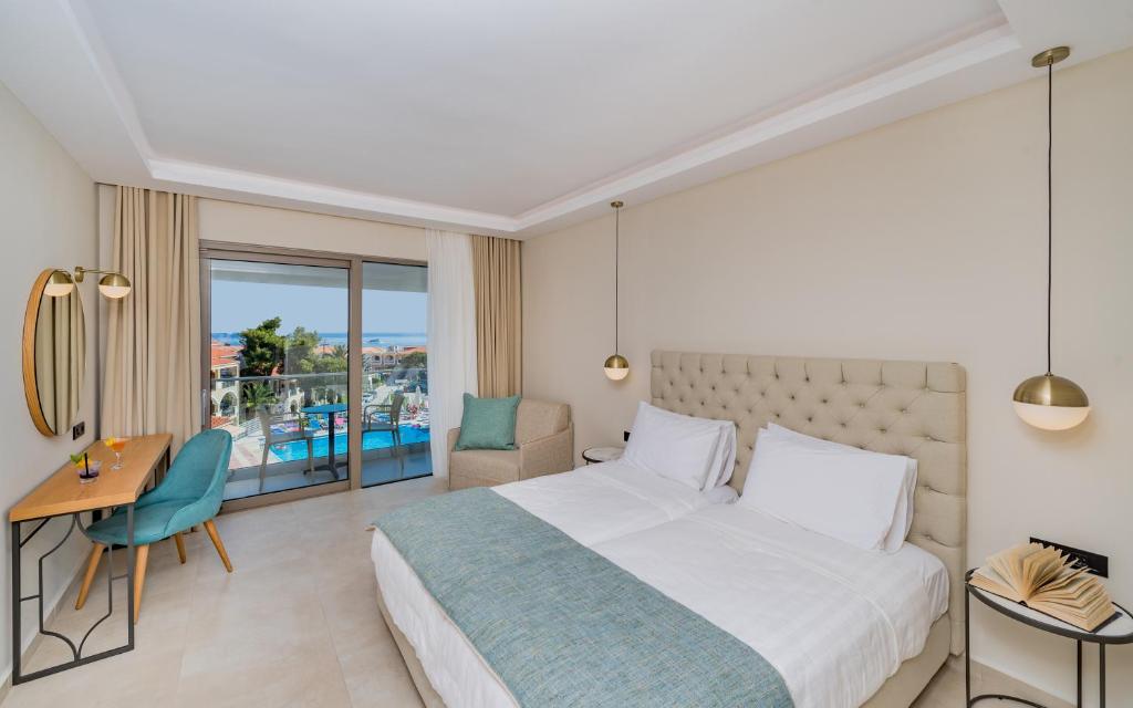 Postel nebo postele na pokoji v ubytování Katerina Palace Hotel