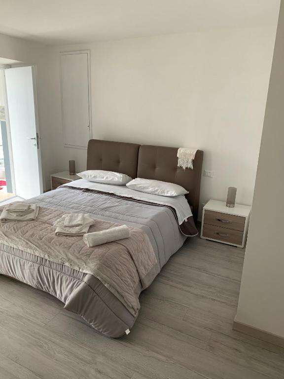 ein Schlafzimmer mit einem großen Bett mit zwei Handtüchern darauf in der Unterkunft Casa Sigiu - La Piazza in Rieti