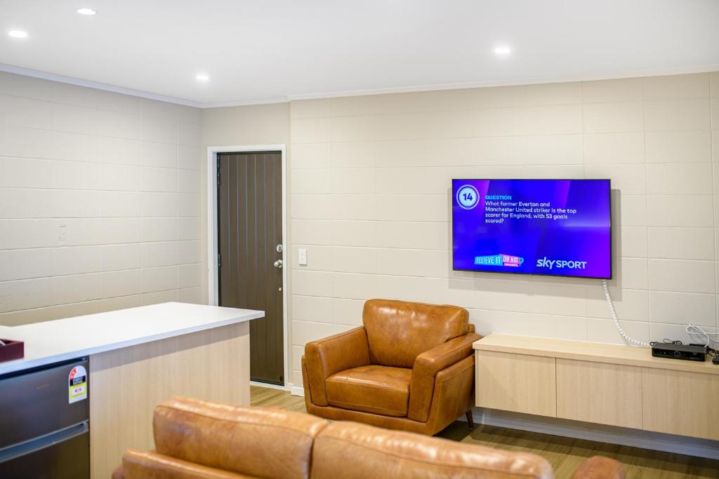 TV a/nebo společenská místnost v ubytování Takapuna International Motor Lodge